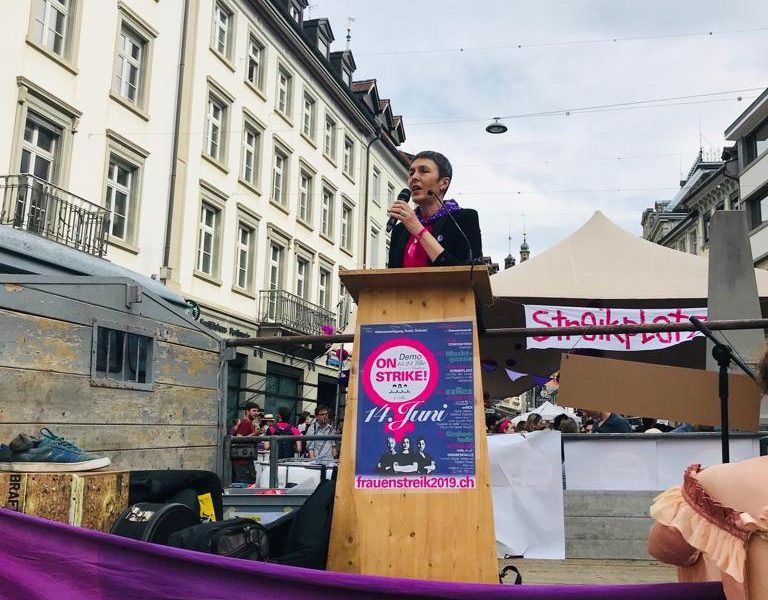 Frauen*streik 2019: «Abe mit de Boni, ufe mit de Frauelöhn»