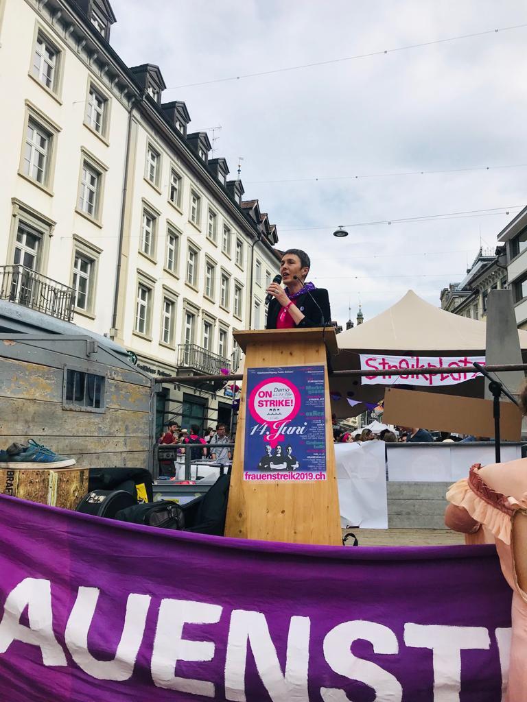 Frauen*streik 2019: «Abe mit de Boni, ufe mit de Frauelöhn»
